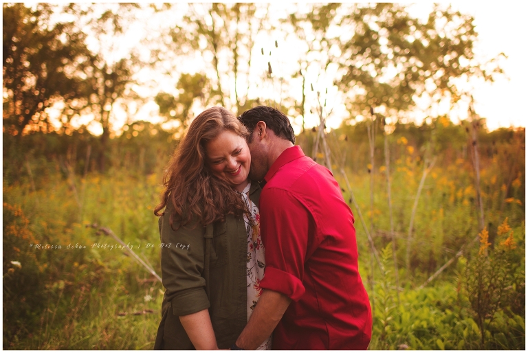 Dad kissing mom outdoor family sunset photography session